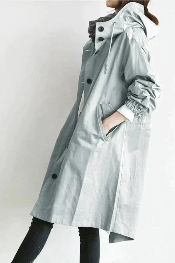 Stijlvolle dames regenjas met capuchon, wind- en waterdicht, lange pasvorm. Elegante details voor dagelijks gebruik.