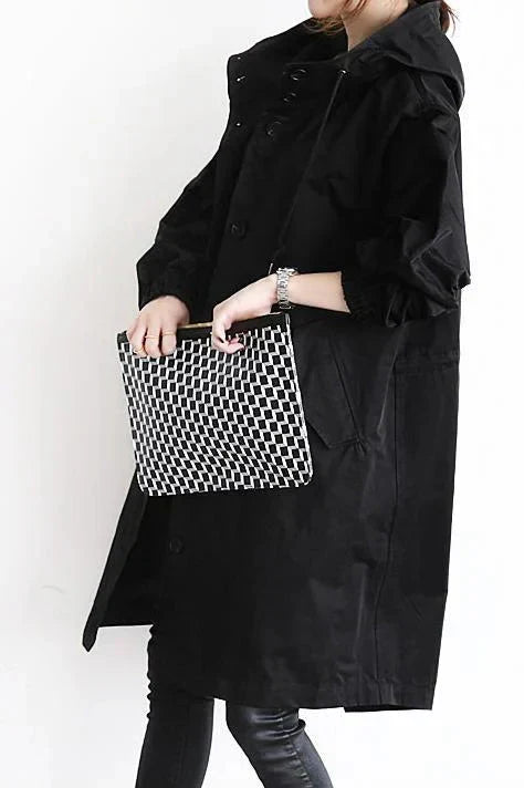 Stijlvolle dames regenjas met capuchon, wind- en waterdicht, lange pasvorm. Elegante details voor dagelijks gebruik.