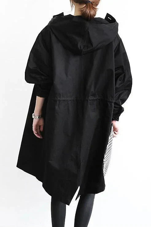 Stijlvolle dames regenjas met capuchon, wind- en waterdicht, lange pasvorm. Elegante details voor dagelijks gebruik.