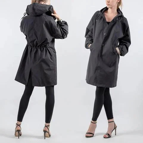 Stijlvolle dames regenjas met capuchon, wind- en waterdicht, lange pasvorm. Elegante details voor dagelijks gebruik.