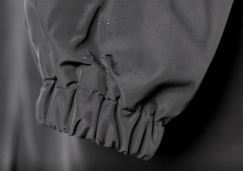 Stijlvolle dames regenjas met capuchon, wind- en waterdicht, lange pasvorm. Elegante details voor dagelijks gebruik.