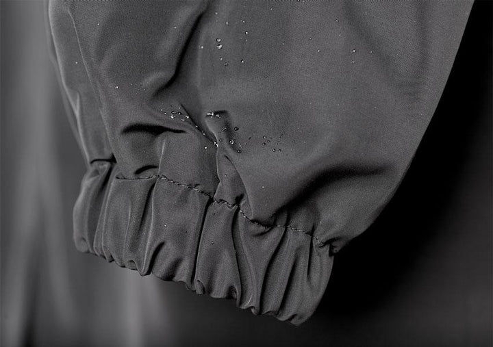 Stijlvolle dames regenjas met capuchon, wind- en waterdicht, lange pasvorm. Elegante details voor dagelijks gebruik.