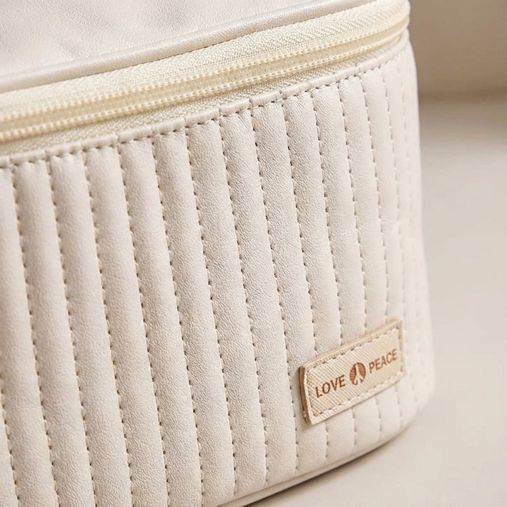 Compacte en duurzame reistoilettas voor dames, ideaal als make-up organizer in je koffer of badkamer.