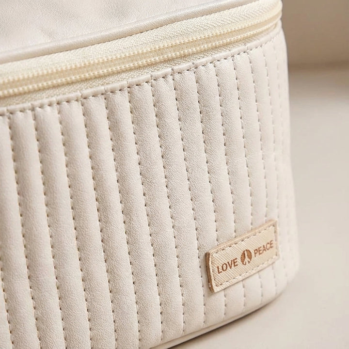 Compacte en duurzame reistoilettas voor dames, ideaal als make-up organizer in je koffer of badkamer.