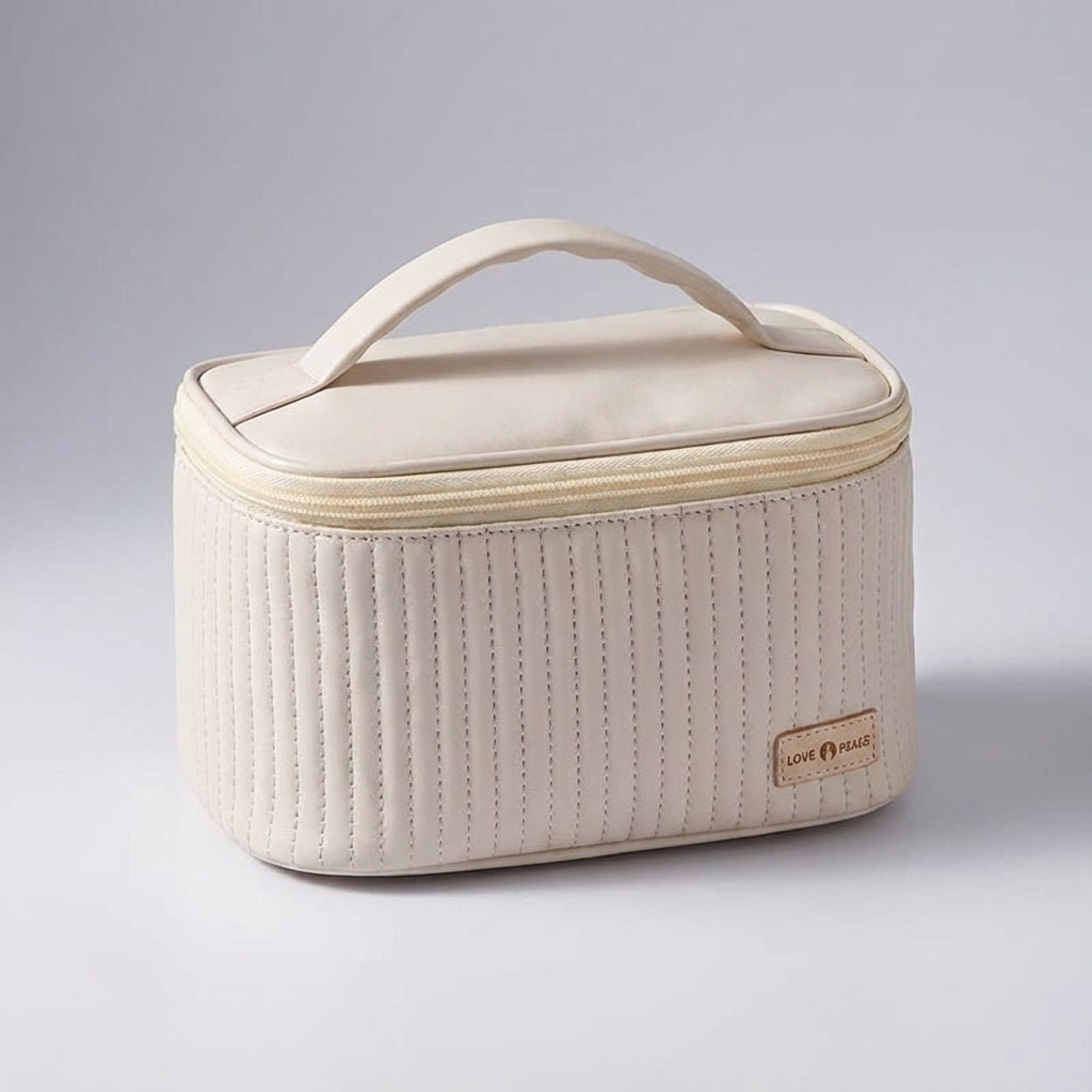 Georganiseerde dames make-up tas op een badkamerplank, ideaal voor thuis en op reis met toiletartikelen.