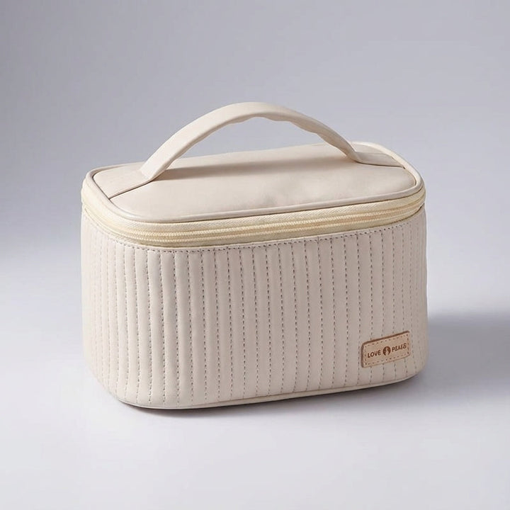 Georganiseerde dames make-up tas op een badkamerplank, ideaal voor thuis en op reis met toiletartikelen.