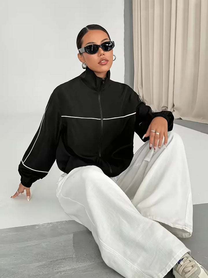 Stijlvolle dames track jacket met hoge kraag, comfortabel voor een sportieve of casual lente outfit.