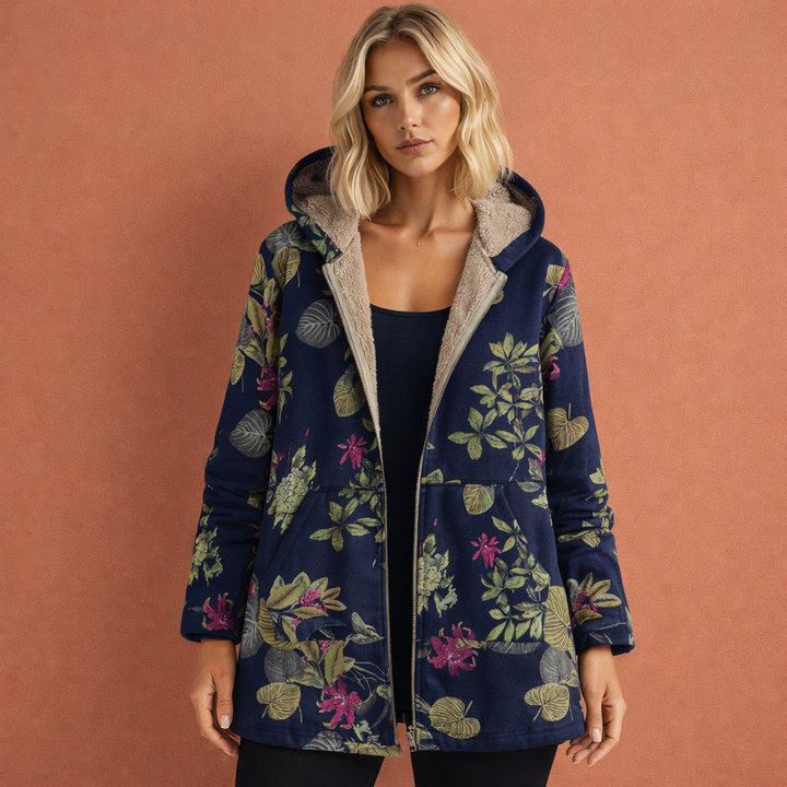 Vrouwelijk model draagt een warme dames winterjas met capuchon, casual en stijlvolle look.