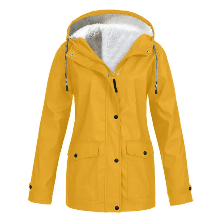 Model toont een elegante, waterdichte dames regenjas met capuchon; ideale allround buitenkleding. (109)