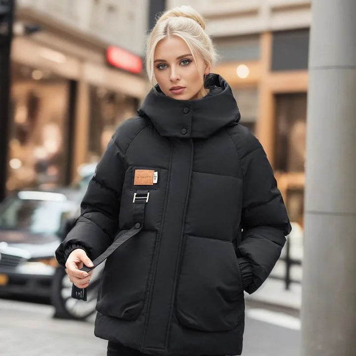 Modieuze dames winterjas, een warm pufferjack in een stijlvol design. Perfecte bovenkleding voor de winter.