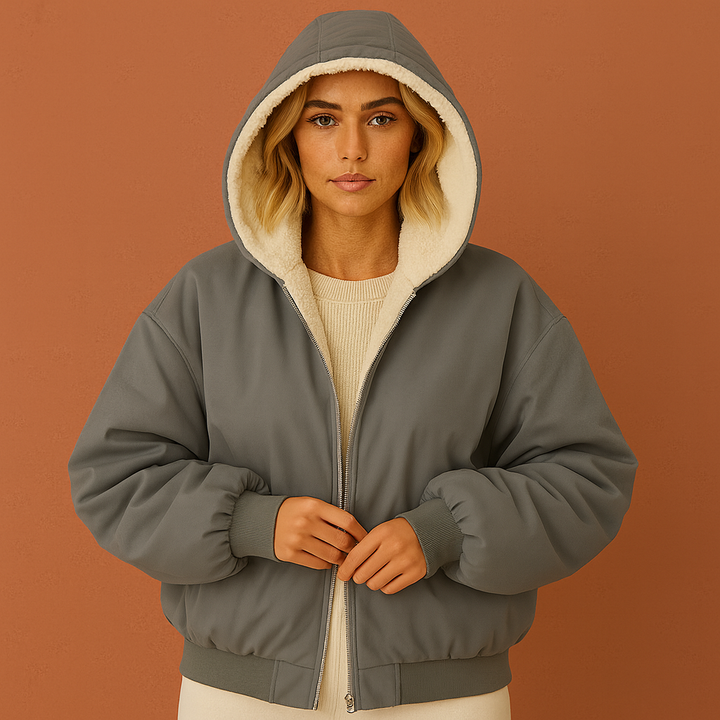 Stijlvolle dames winterjas met warme capuchon en ritssluiting, perfect voor koude herfst- en winterdagen.