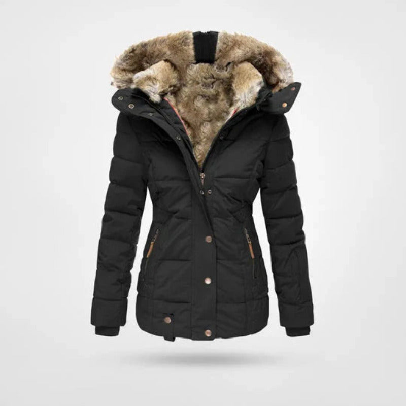 Stijlvolle dames winterjas met warme gewatteerde voering, gevoerde capuchon en dubbele sluiting.