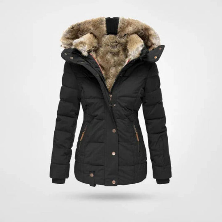 Stijlvolle dames winterjas met warme gewatteerde voering, gevoerde capuchon en dubbele sluiting.