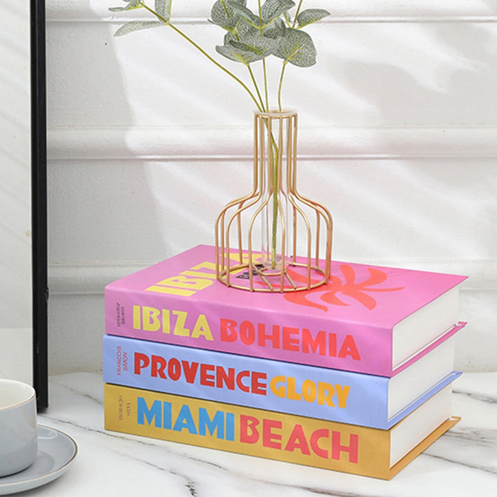 "Stijlvolle decoratie boeken op salontafel, trendy interieur accent met elegante uitstraling voor verfijnde woonkamers."