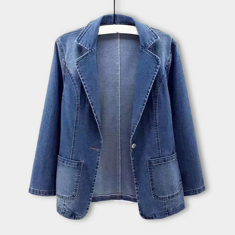 "Stijlvolle denim blazer voor dames, casual chique, getailleerd ontwerp, modieuze look geschikt voor elke gelegenheid."