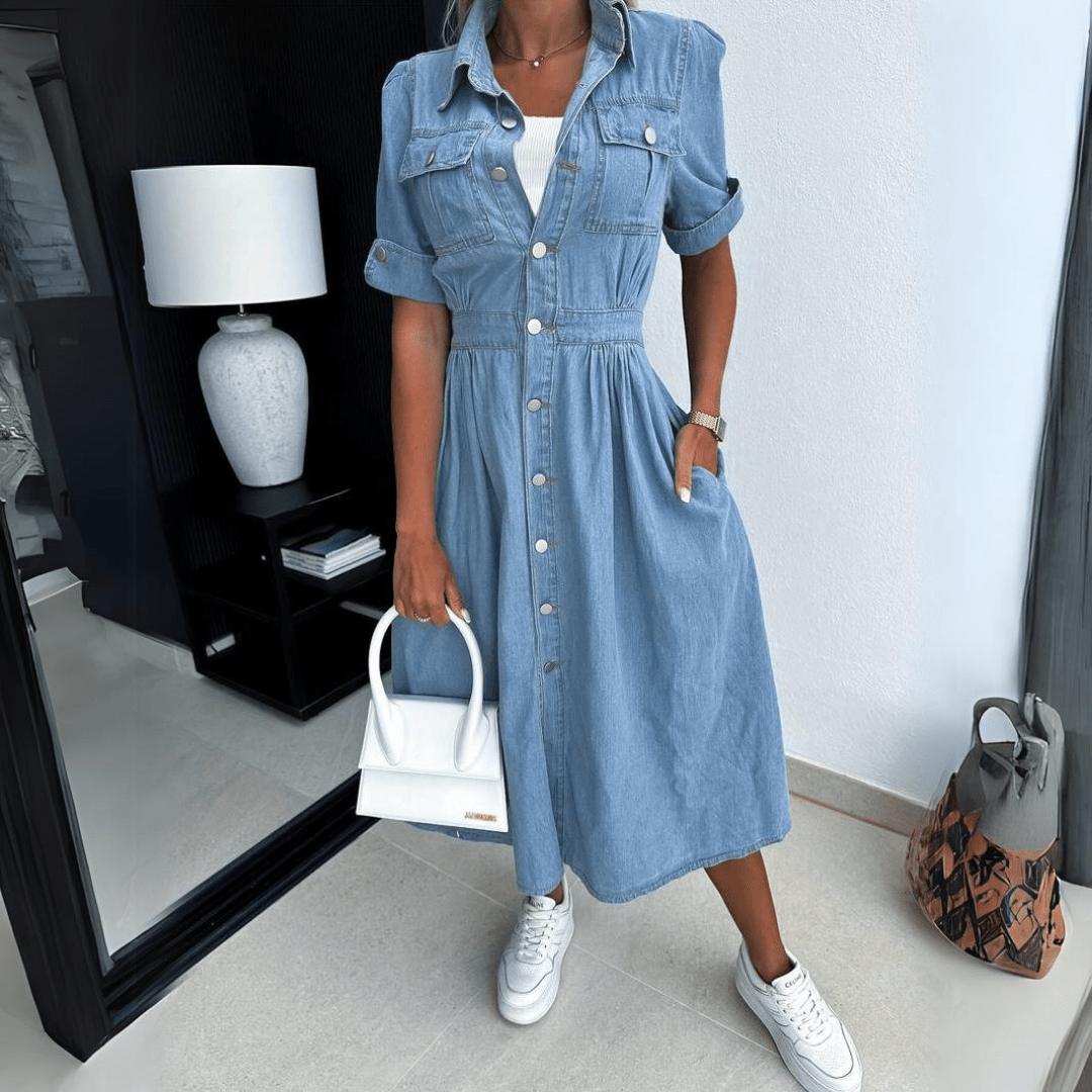 "Stijlvolle denim jurk met knoopsluiting en relaxte pasvorm, ideaal voor casual chic looks en comfortabel dagelijks dragen."