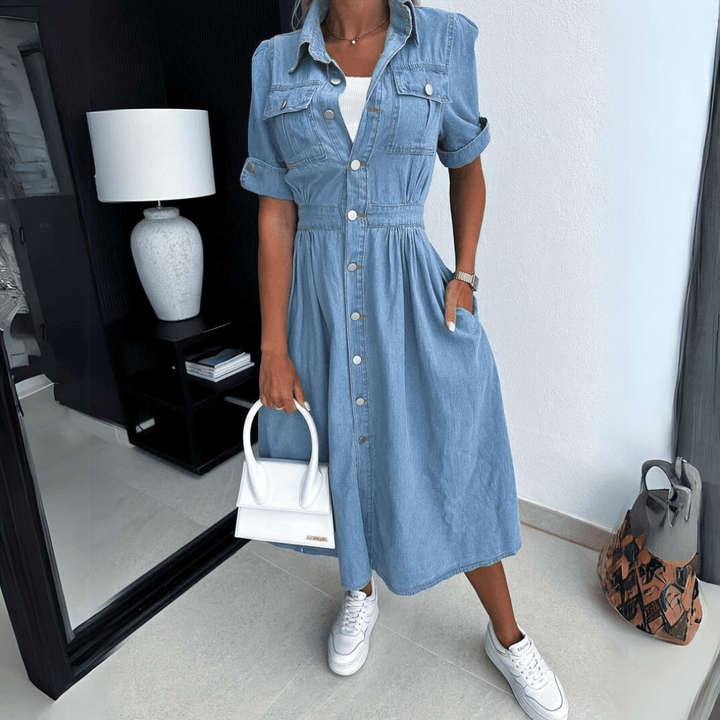 "Stijlvolle denim jurk met knoopsluiting en relaxte pasvorm, ideaal voor casual chic looks en comfortabel dagelijks dragen."