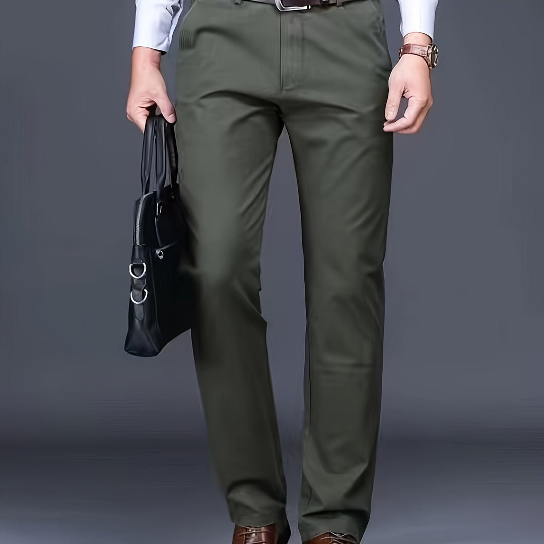 "Stijlvolle effen chino voor heren, slim fit, vooraanzicht, met elastisch katoen voor comfort en flexibiliteit"