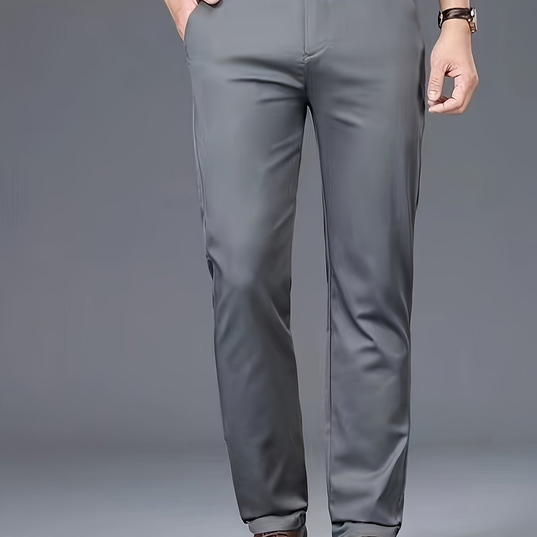 "Stijlvolle effen chino voor heren, slim fit, vooraanzicht, met elastisch katoen voor comfort en flexibiliteit"