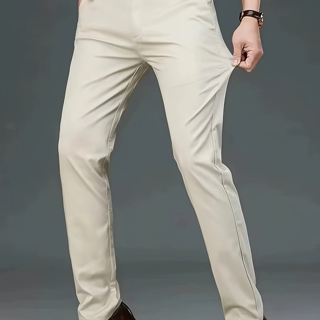 "Stijlvolle effen chino voor heren, slim fit, vooraanzicht, met elastisch katoen voor comfort en flexibiliteit"