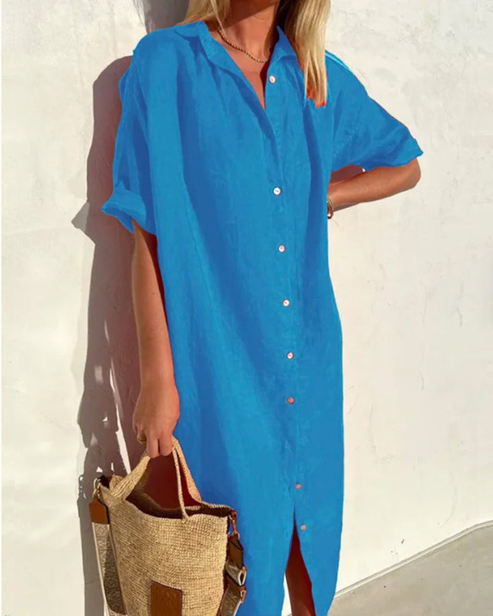 Elara zomerjurk in blauw, comfortabel en lichtgewicht, met elegante details.
