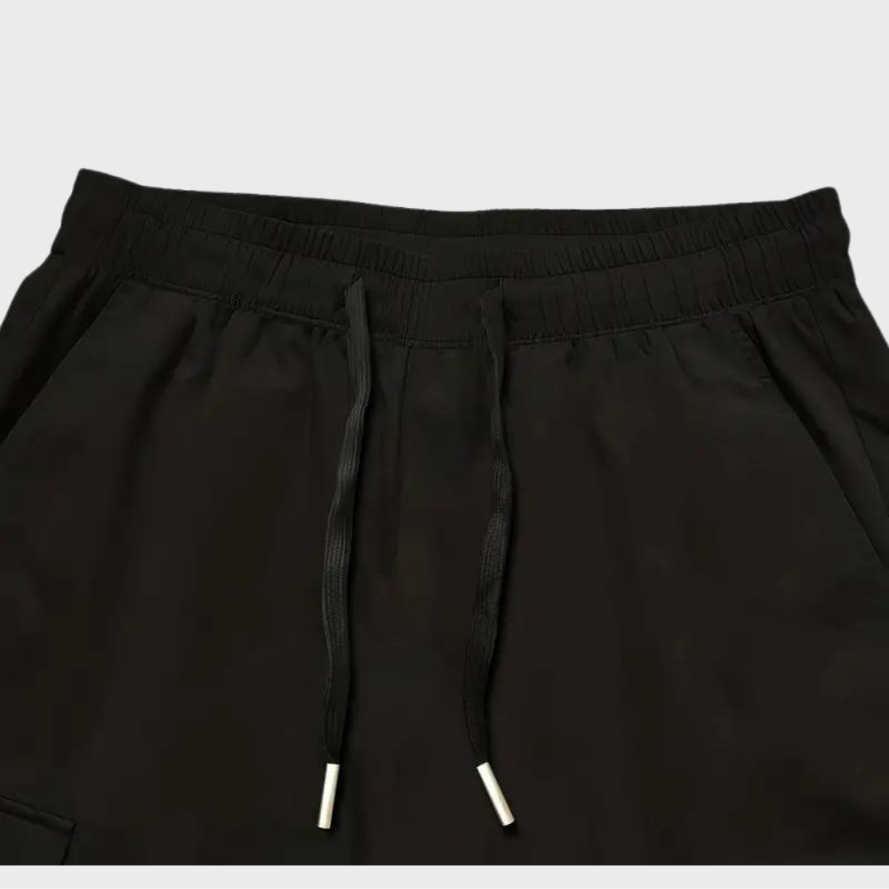 "Stijlvolle en comfortabele heren cargo broek met ruime zakken, verkrijgbaar in khaki, zwart en grijs."