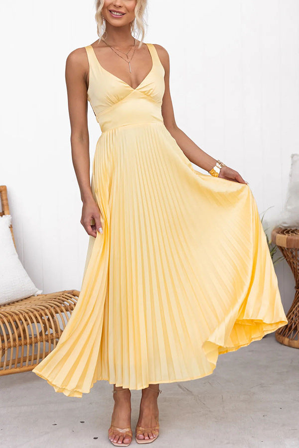 Levendige gele plissé maxi jurk voor dames, perfect als stijlvolle zomerjurk, feestjurk of vakantiejurk.