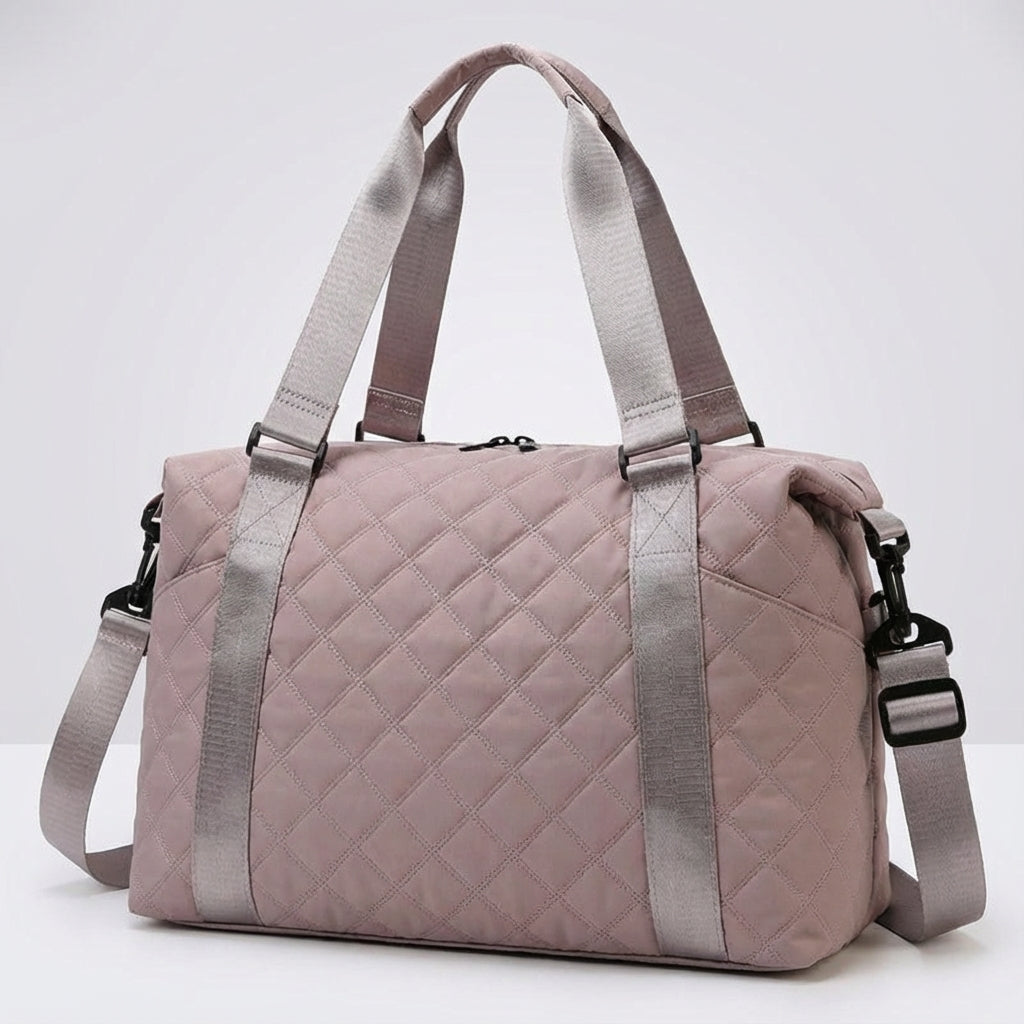 Open Quiltiva weekendtas toont ruime binnenzijde; ideaal als compacte reistas of duffelbag.