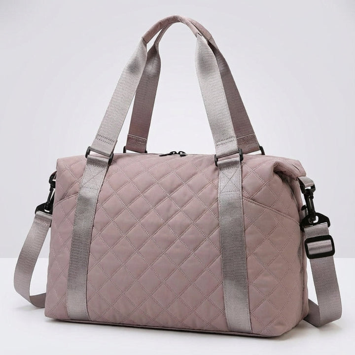 Open Quiltiva weekendtas toont ruime binnenzijde; ideaal als compacte reistas of duffelbag.