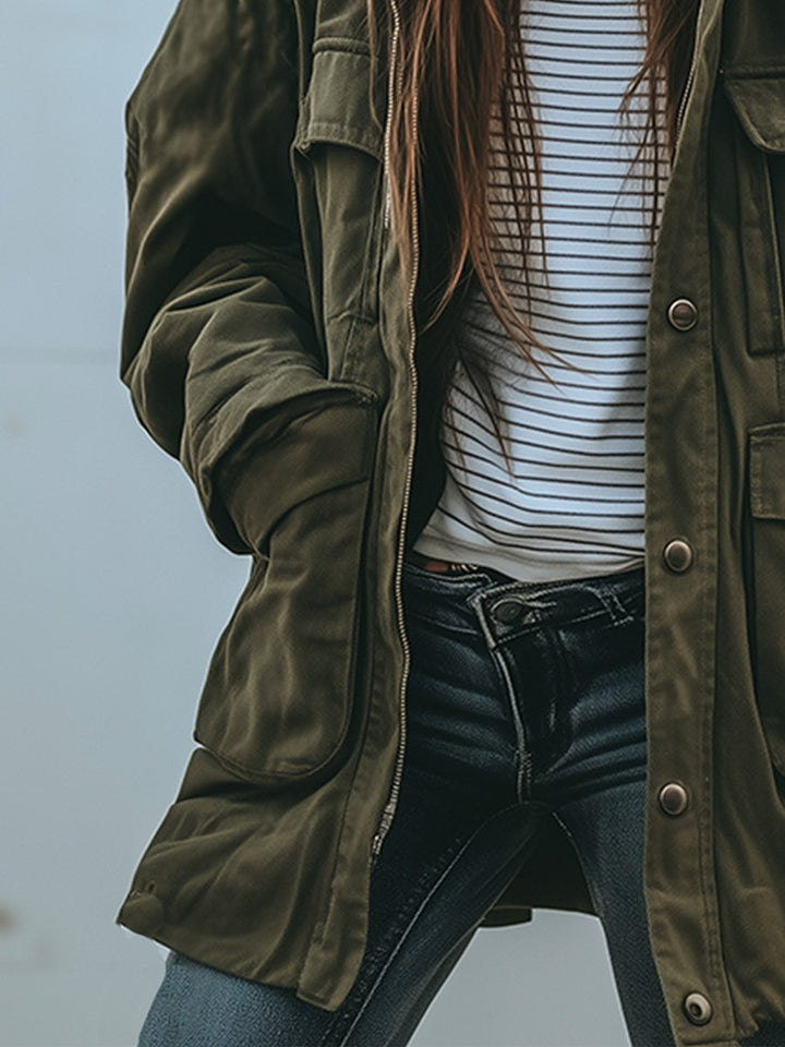 Praktische groene dames windjas, vintage look met capuchon en zakken, perfecte buitenkleding voor lente en herfst.
