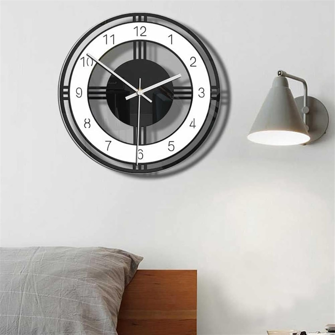 "Stijlvolle grote wandklok met modern design, zwarte en witte kleur, grote wijzers, geruisloos quartz mechanisme."