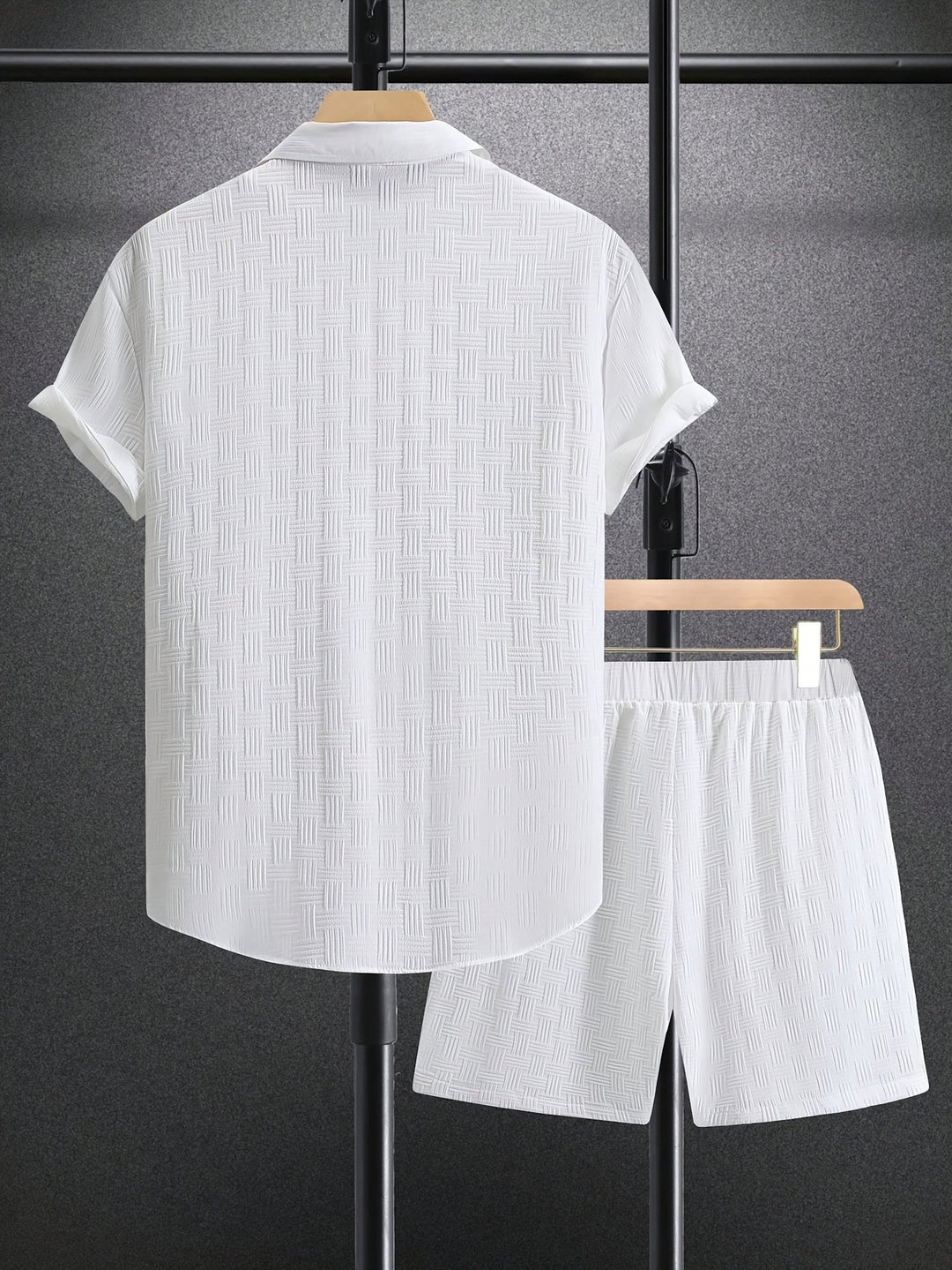 Man draagt stijlvolle 2-delige herenoutfit. Comfortabele casual set, ideaal voor zomerse dagen.
