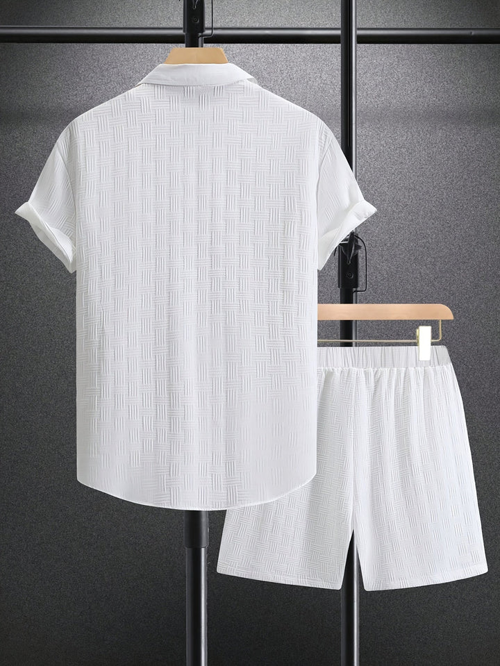 Man draagt stijlvolle 2-delige herenoutfit. Comfortabele casual set, ideaal voor zomerse dagen.
