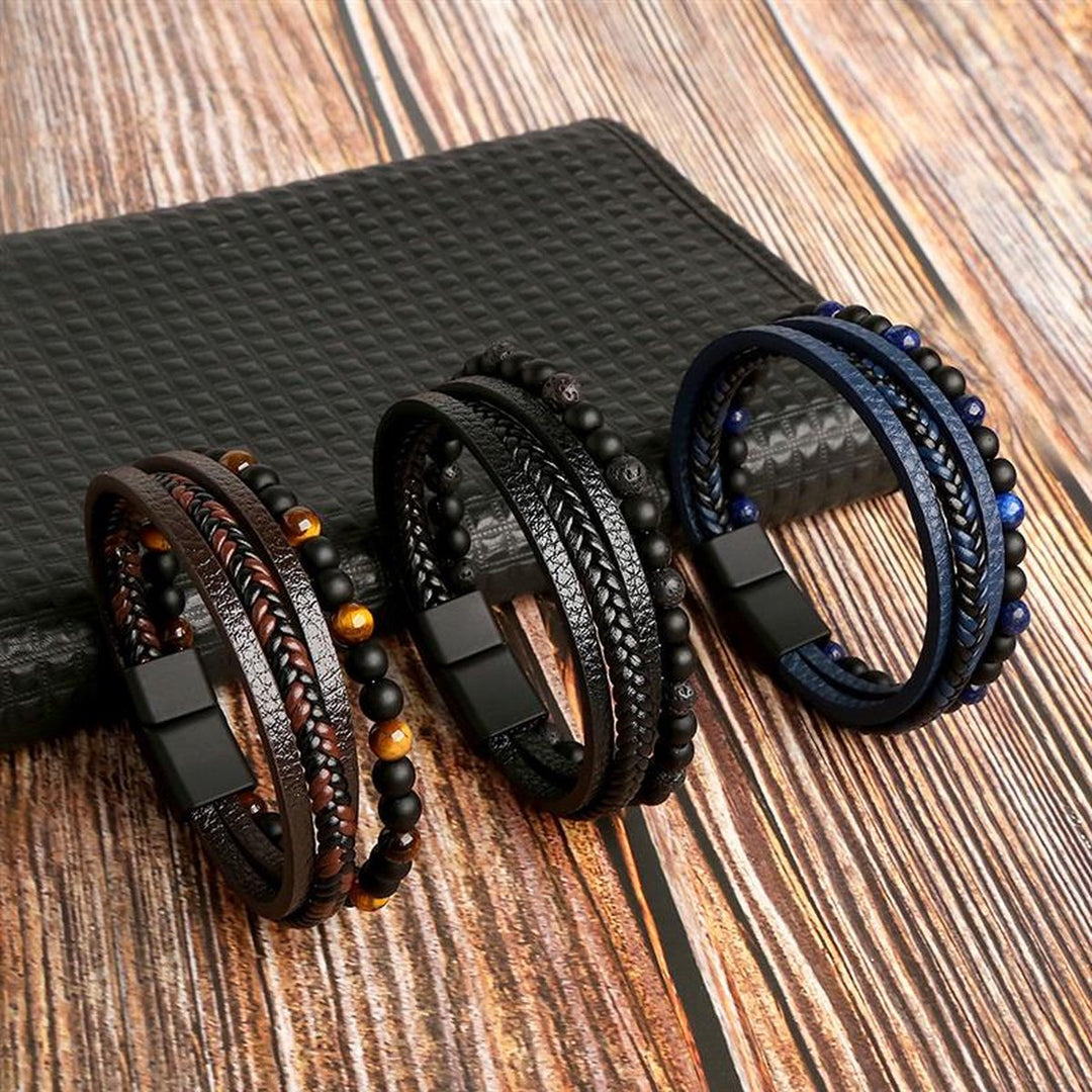 Complete set herenarmbanden in zwart, bruin en blauw. Een stijlvol, uniek sieraad dat elke herenoutfit verrijkt.