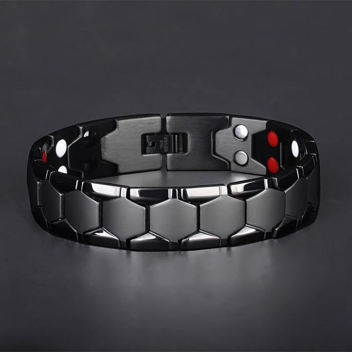 Minimalistische heren armband, een stijlvol en duurzaam accessoire, ideaal als cadeau voor de moderne man.
