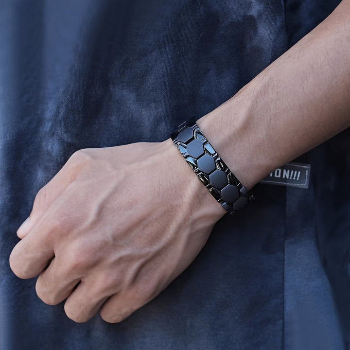 Elegante heren armband, om de pols gedragen, benadrukt een moderne en stijlvolle uitstraling. Duurzaam accessoire.