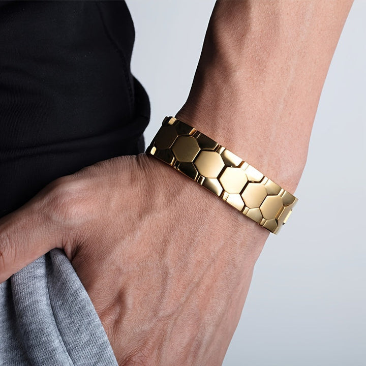 Detail van de verstelbare sluiting op deze stijlvolle en duurzame heren armband. Modern accessoire.