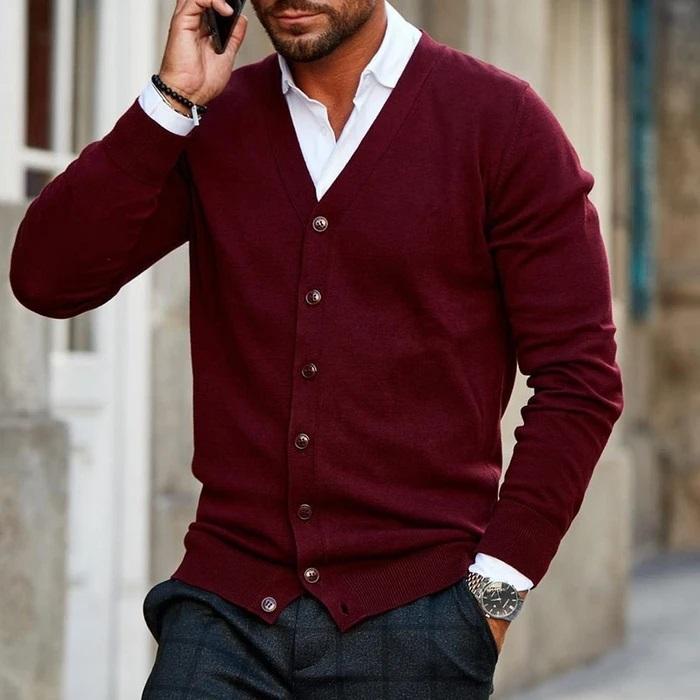"Stijlvolle heren cardigan met V-hals en knopen, zacht en comfortabel, perfect voor elke casual of formele outfit."