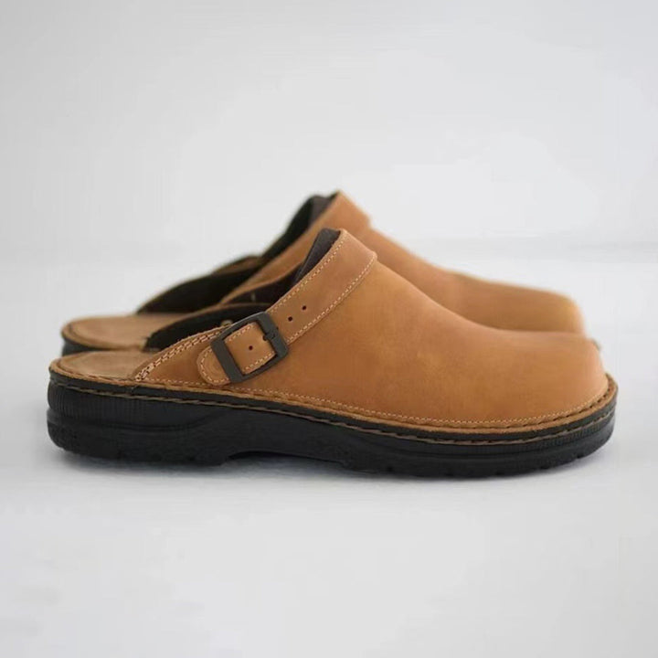 Stijlvolle heren comfort slippers in bruin, ideaal voor ontspanning en dagelijks gebruik, met antislip zool.