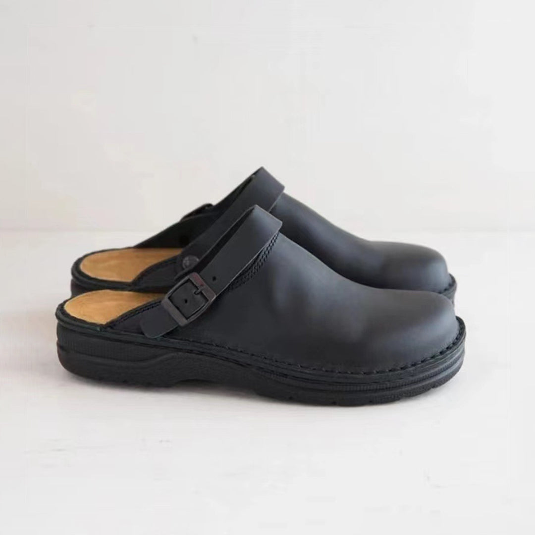 Donkerbruine heren slippers, perfect voor ontspanning thuis of casual zomerschoenen met stijl en duurzaam comfort.