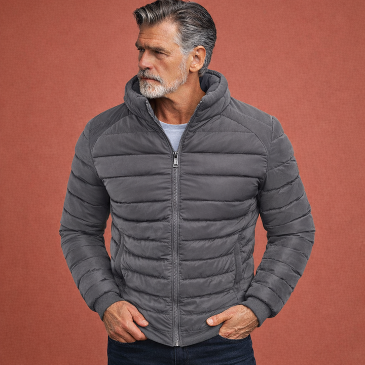 Modieuze overgangsjas voor heren, gewatteerd met opstaande kraag en slanke pasvorm, perfect voor de herfst.