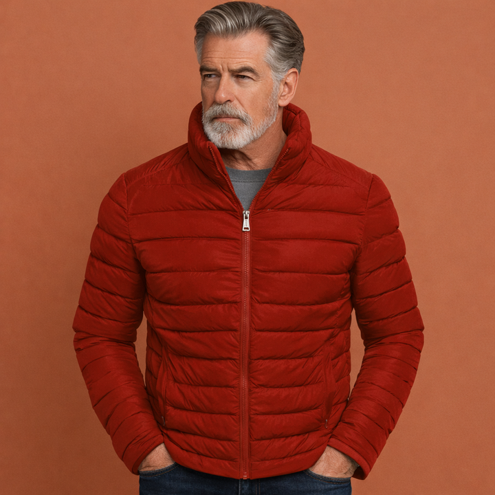 Comfortabele herenjas: gewatteerd, slanke pasvorm, met opstaande kraag. Een warme en stijlvolle winter/herfstjas.