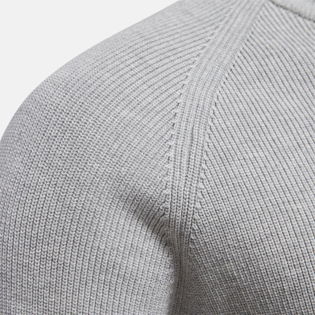 Comfortabele mannenmode: een zachte heren sweater met half-zip en gedetailleerde ribgebreide mouwen.