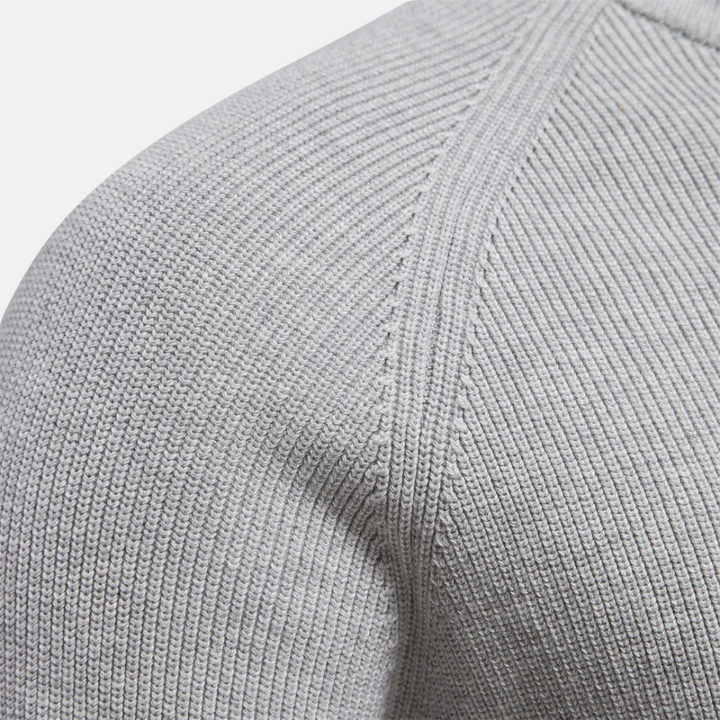 Comfortabele mannenmode: een zachte heren sweater met half-zip en gedetailleerde ribgebreide mouwen.