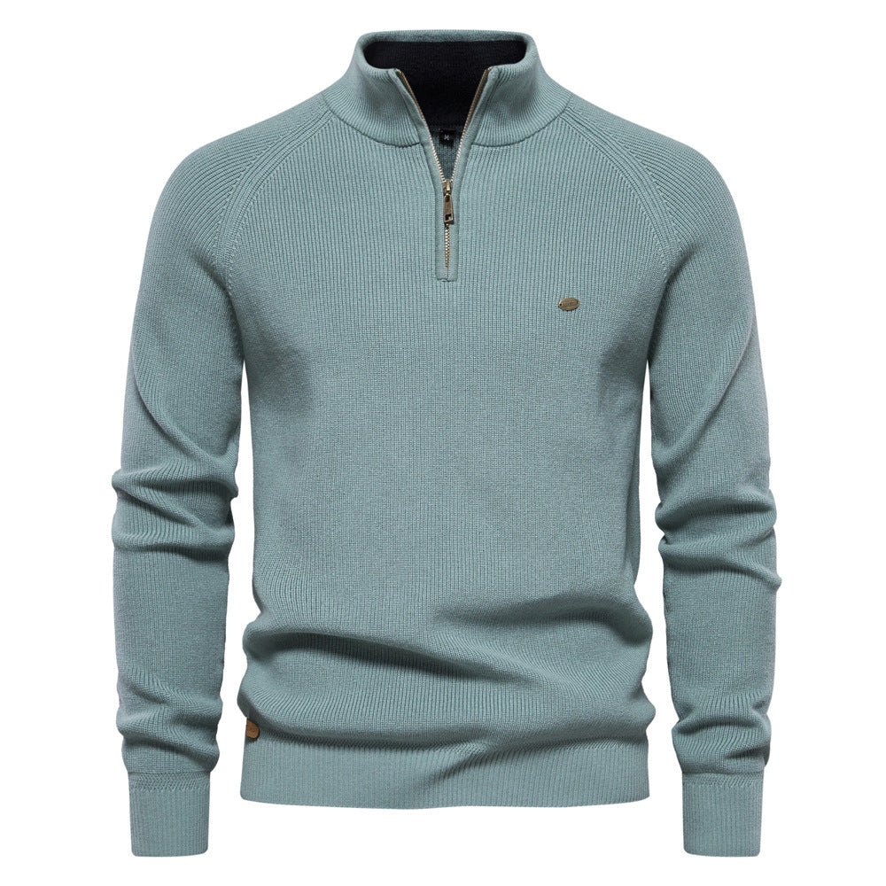 Man draagt stijlvolle half zip heren trui, comfortabel voor de moderne man, ideaal voor kantoor of vrije tijd.