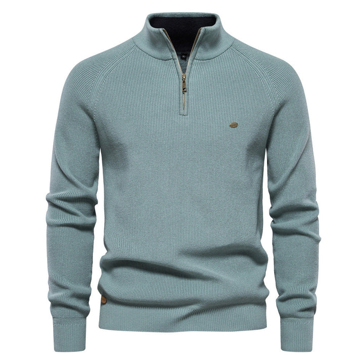 Man draagt stijlvolle half zip heren trui, comfortabel voor de moderne man, ideaal voor kantoor of vrije tijd.