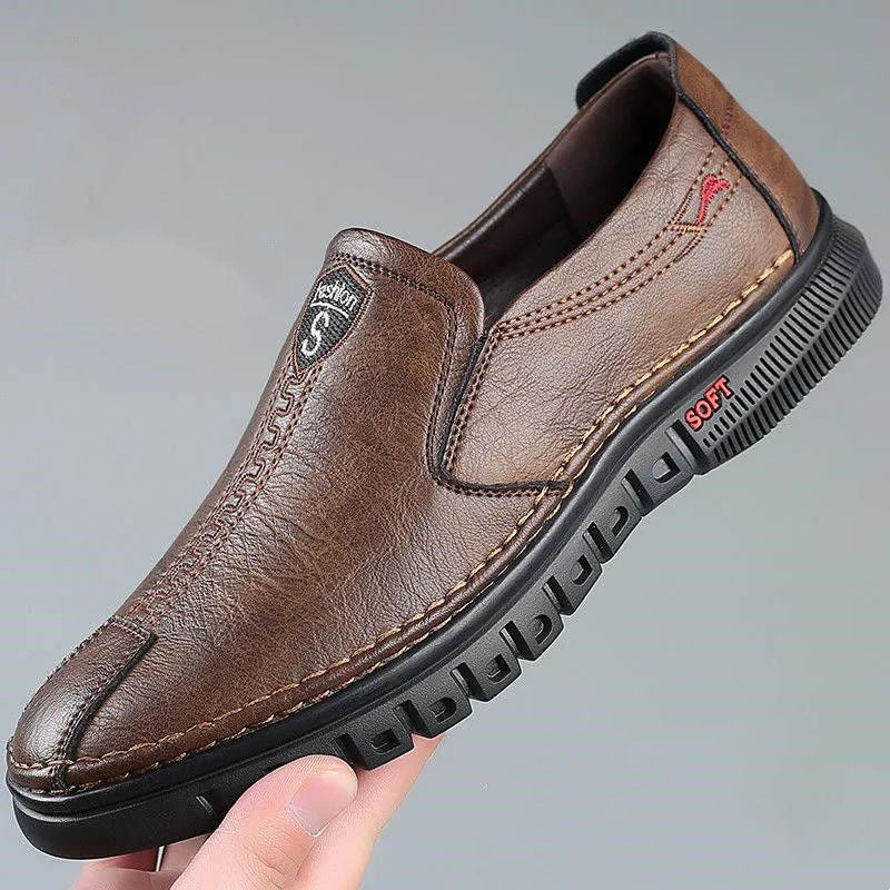 "Stijlvolle heren leren mocassins, donkerbruin, tijdloze casual look, slip-on design, duurzaam comfort, zachte zool."