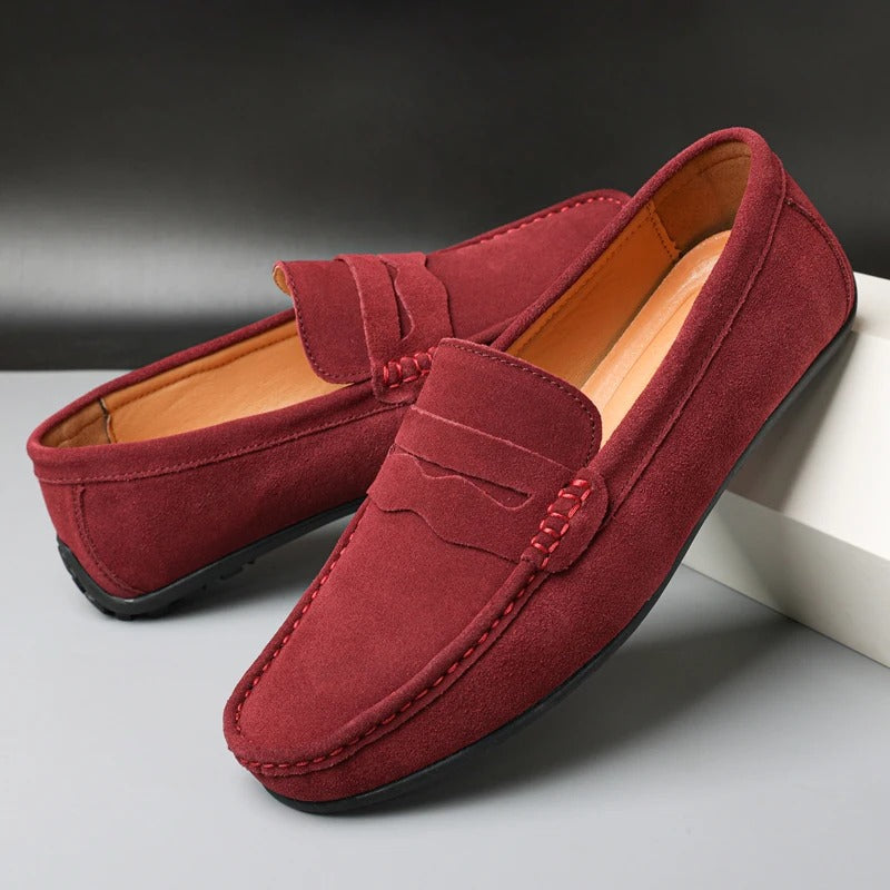 Elegante heren instappers van hoogwaardig leer, met verfijnde stiksels. Moderne herenmode voor comfort en stijl.