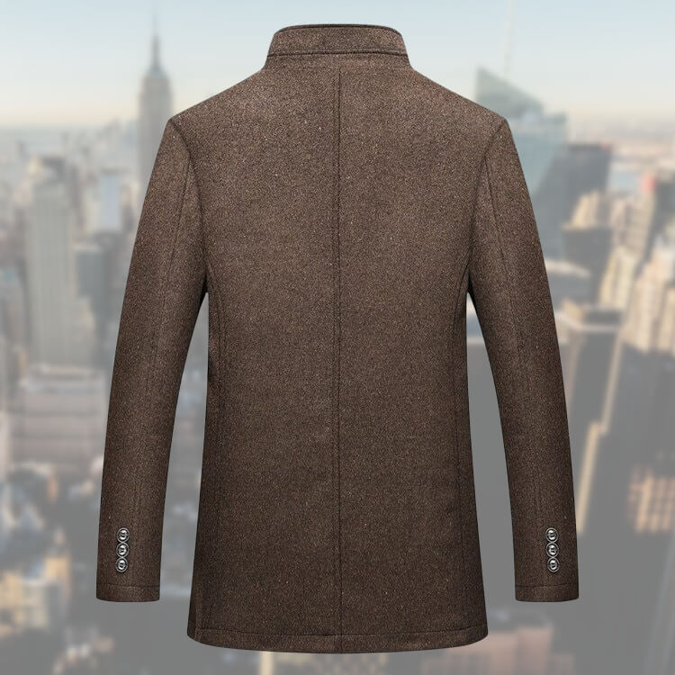 Model draagt heren mantel met gilet, toont de pasvorm en elegante uitstraling van de overjas.