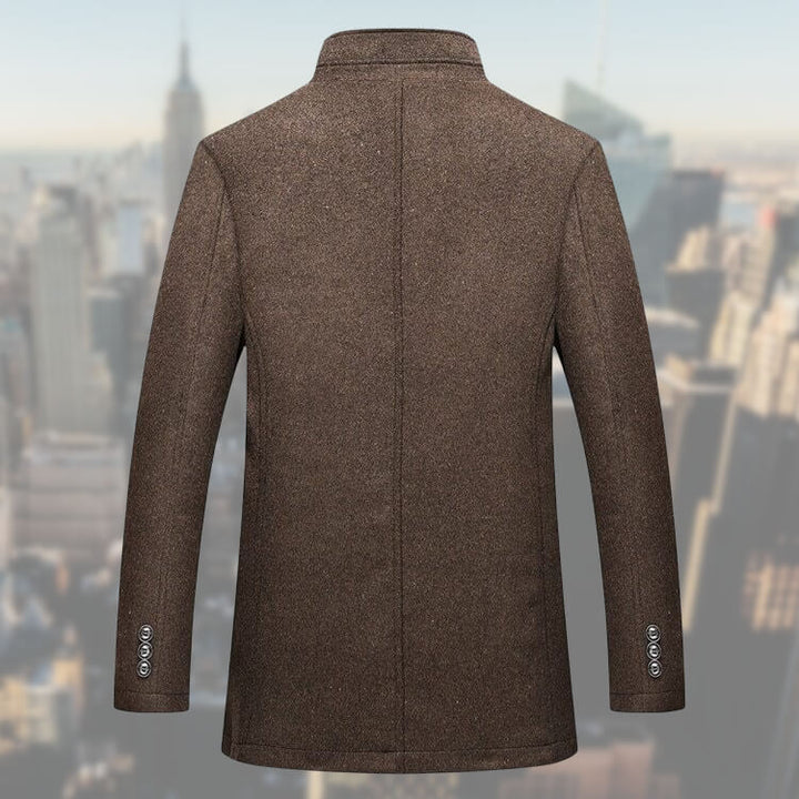 Model draagt heren mantel met gilet, toont de pasvorm en elegante uitstraling van de overjas.